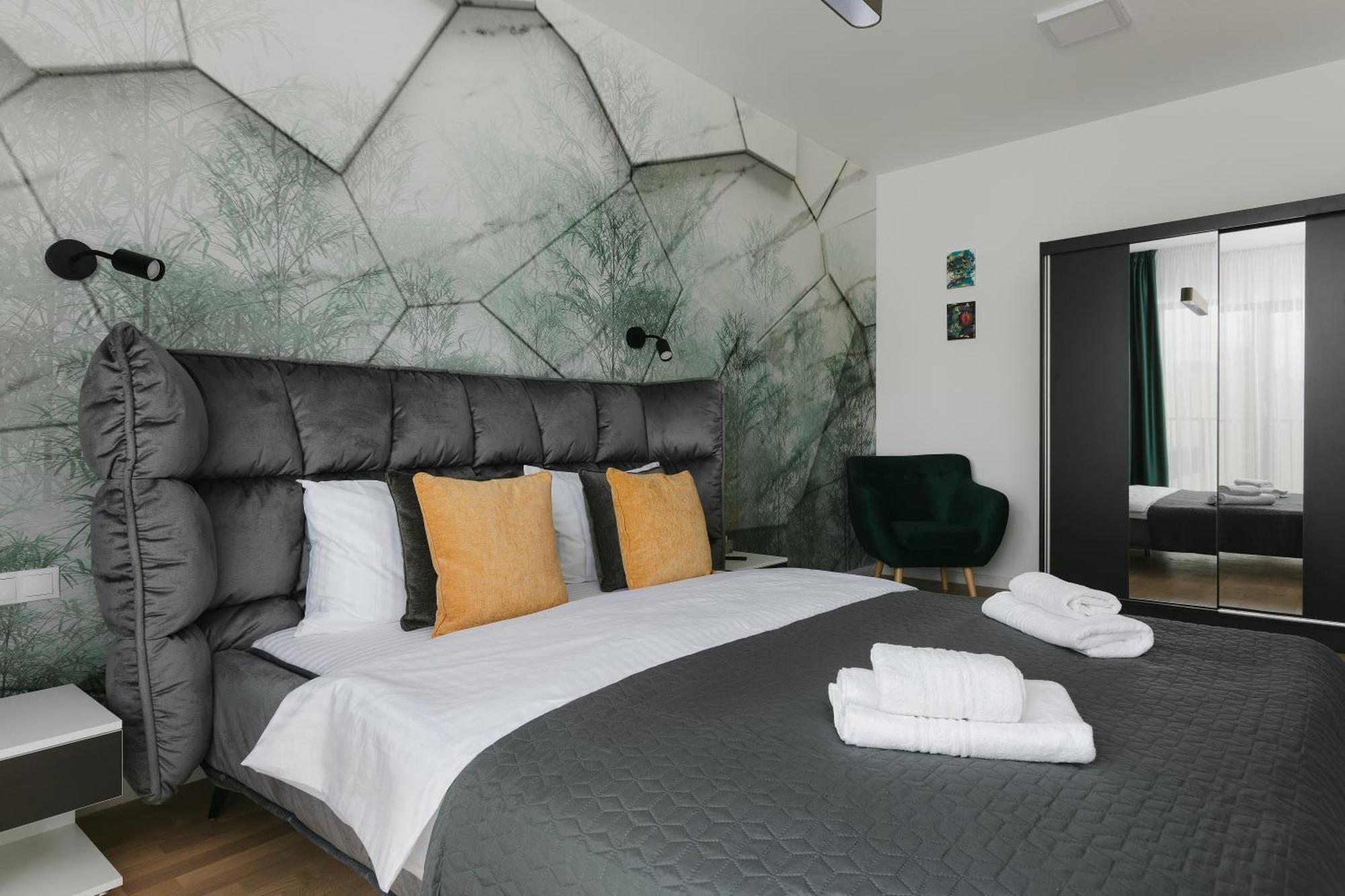 The Forest - Luxe Central Apt With Free Secured Parking Brasov Exterior photo